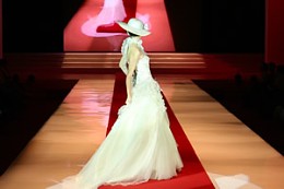 中国成都婚博会现场国际婚纱礼服时尚发布会