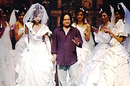中国成都婚博会现场的国际婚纱礼服流行时尚发布五