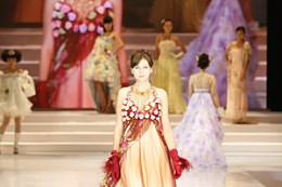 中国成都婚博会上国际婚纱礼服流行时尚发布