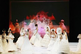 中国成都婚博会现场的国际婚纱礼服流行时尚发布会走秀